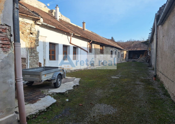 ARETÉ REAL – PREDAJ RODINNÉHO DOMU S NEBYTOVÝMI  BUDOVAMI KONČIACIMI NÁDÁHERNOU ZÁHRADOU A MESTSKÝMI HRADBAMI V CENTRE MODRY, ŠTÚROVA