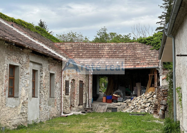 ARETÉ REAL – PREDAJ RODINNÉHO DOMU S NEBYTOVÝMI  BUDOVAMI KONČIACIMI NÁDÁHERNOU ZÁHRADOU A MESTSKÝMI HRADBAMI V CENTRE MODRY, ŠTÚROVA