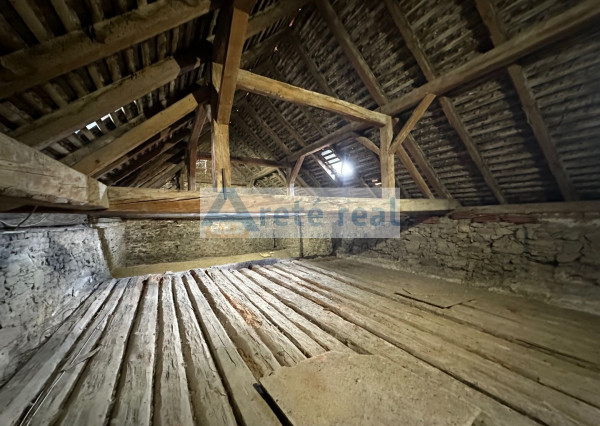 ARETÉ REAL – PREDAJ RODINNÉHO DOMU S NEBYTOVÝMI  BUDOVAMI KONČIACIMI NÁDÁHERNOU ZÁHRADOU A MESTSKÝMI HRADBAMI V CENTRE MODRY, ŠTÚROVA