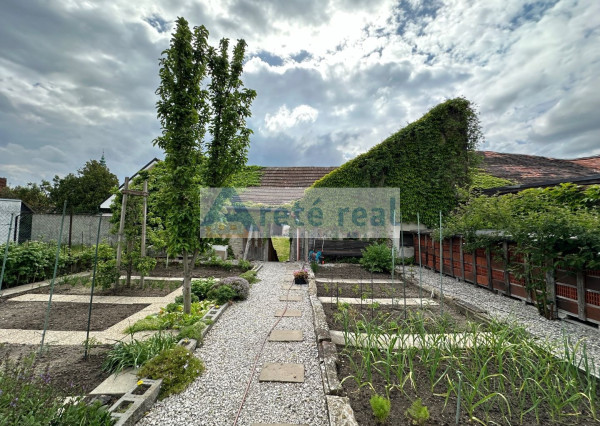 ARETÉ REAL – PREDAJ STAVEBNÉHO POZEMKU S RODINNÝM DOMOM, NEBYTOVÝMI BUDOVAMI A NÁDÁHERNOU ZÁHRADOU V CENTRE MODRY, ŠTÚROVA