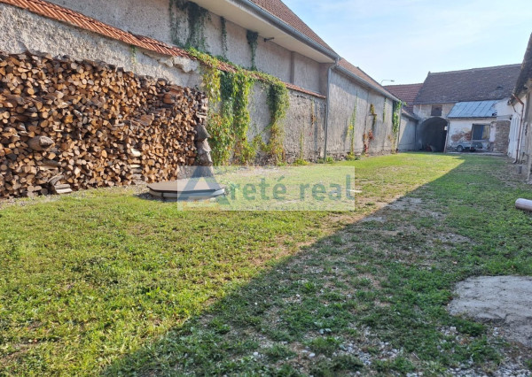 ARETÉ REAL – PREDAJ STAVEBNÉHO POZEMKU S RODINNÝM DOMOM, NEBYTOVÝMI BUDOVAMI A NÁDÁHERNOU ZÁHRADOU V CENTRE MODRY, ŠTÚROVA