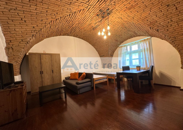 ARETÉ REAL – PREDAJ STAVEBNÉHO POZEMKU S RODINNÝM DOMOM, NEBYTOVÝMI BUDOVAMI A NÁDÁHERNOU ZÁHRADOU V CENTRE MODRY, ŠTÚROVA