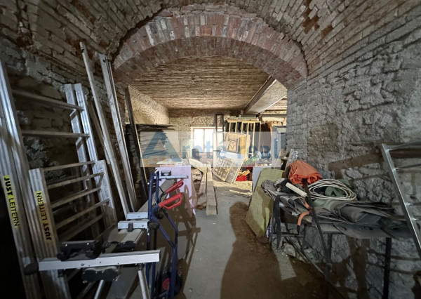 ARETÉ REAL – PREDAJ STAVEBNÉHO POZEMKU S RODINNÝM DOMOM, NEBYTOVÝMI BUDOVAMI A NÁDÁHERNOU ZÁHRADOU V CENTRE MODRY, ŠTÚROVA