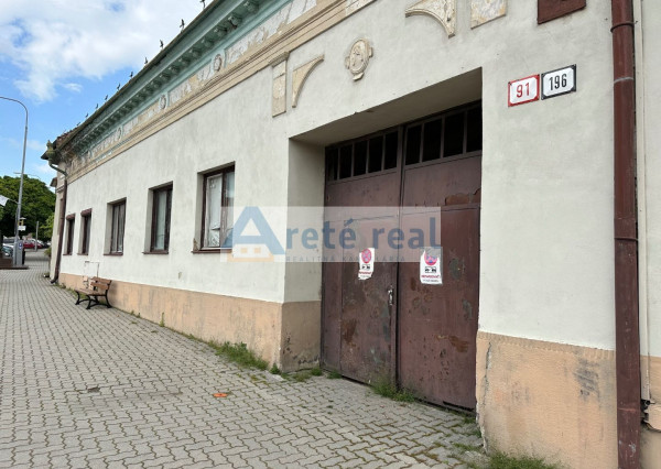 ARETÉ REAL – PREDAJ STAVEBNÉHO POZEMKU S RODINNÝM DOMOM, NEBYTOVÝMI BUDOVAMI A NÁDÁHERNOU ZÁHRADOU V CENTRE MODRY, ŠTÚROVA