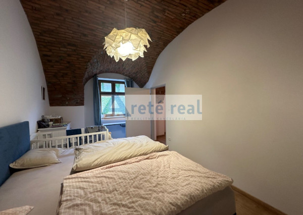 ARETÉ REAL – PREDAJ STAVEBNÉHO POZEMKU S RODINNÝM DOMOM, NEBYTOVÝMI BUDOVAMI A NÁDÁHERNOU ZÁHRADOU V CENTRE MODRY, ŠTÚROVA