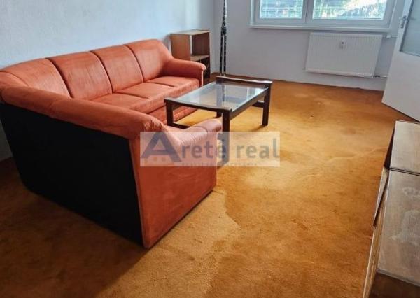 Areté real - Prenájom výborne dispozične riešeného 3,5-izbového bytu s loggiou v dobrej lokalite v Pezinku, ul. Svätoplukova