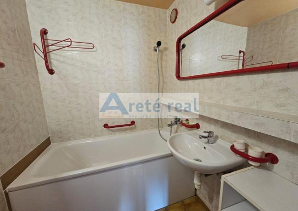 Areté real - Prenájom výborne dispozične riešeného 3,5-izbového bytu s loggiou v dobrej lokalite v Pezinku, ul. Svätoplukova