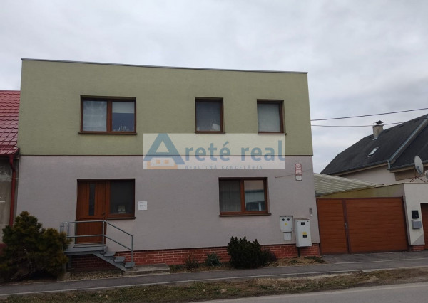 Areté real - Predaj dvojgeneračného rodinného domu vhodného aj na podnikanie spojeného s bývaním v strategickej lokalite s prístupom priamo z hlavnej cesty v obci Viničné