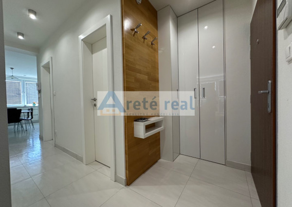 ARETÉ REAL - PRENÁJOM ZARIADENÉHO 3-IZBOVÉHO BYTU S PRIESTRANNOU LODŽIOU, PARKOVACÍM STÁTÍM,  ENERGIAMI, KTV, INTERNETOM, KLIMATIZÁCIOU, PEZINOK, ŠANCOVÁ