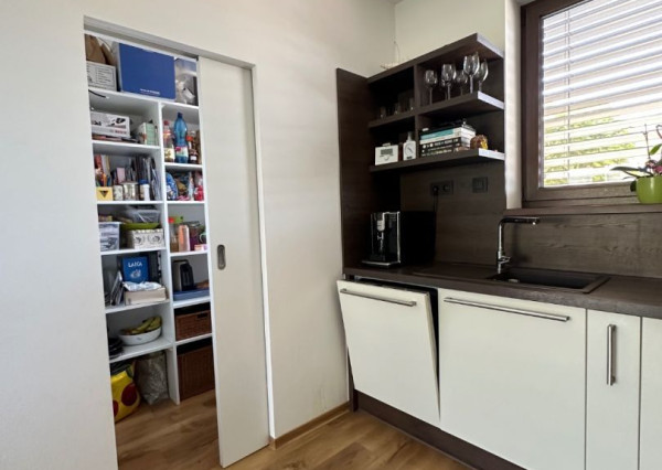 ARETÉ REAL - PREDAJ NOVOSTAVBY 4-IZBOVÉHO RD V NOVEJ LOKALITE, ŠENKVICE, A. BEHUNKA