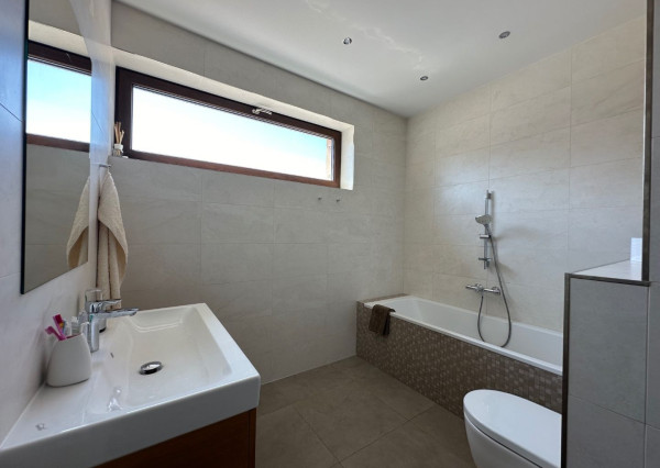 ARETÉ REAL - PREDAJ NOVOSTAVBY 4-IZBOVÉHO RD V NOVEJ LOKALITE, ŠENKVICE, A. BEHUNKA