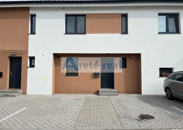 ARETÉ REAL- PRENÁJOM  KRÁSNEHO,KOMPLETNE ZARIADENÉHO 4 IZB.DOMU  V NOVOSTAVBE, 2 PARKOVACIE STÁTIA-VINOSADY