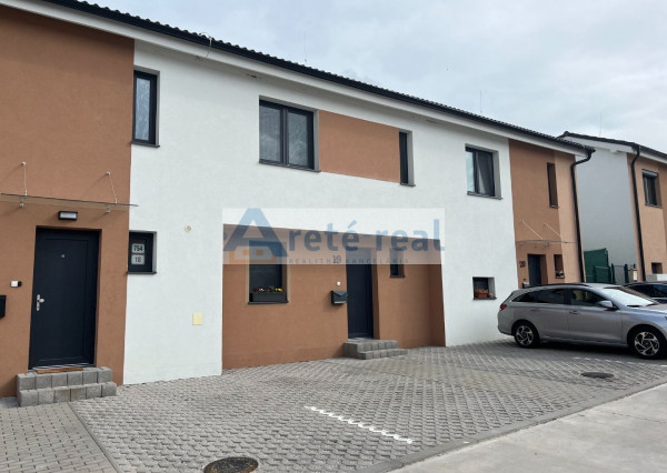 ARETÉ REAL- PRENÁJOM  KRÁSNEHO,KOMPLETNE ZARIADENÉHO 4 IZB.DOMU  V NOVOSTAVBE, 2 PARKOVACIE STÁTIA-VINOSADY