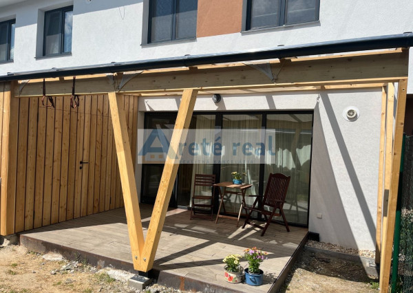 ARETÉ REAL- PRENÁJOM  KRÁSNEHO,KOMPLETNE ZARIADENÉHO 4 IZB.DOMU  V NOVOSTAVBE, 2 PARKOVACIE STÁTIA-VINOSADY