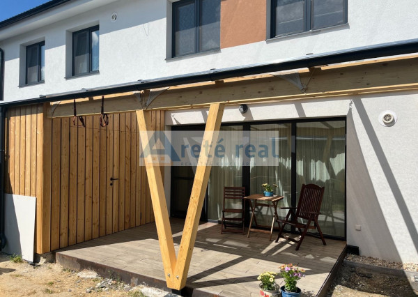 ARETÉ REAL- PRENÁJOM  KRÁSNEHO,KOMPLETNE ZARIADENÉHO 4 IZB.DOMU  V NOVOSTAVBE, 2 PARKOVACIE STÁTIA-VINOSADY