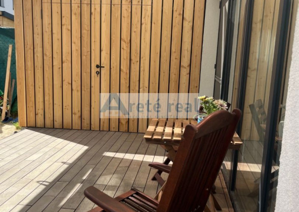 ARETÉ REAL- PRENÁJOM  KRÁSNEHO,KOMPLETNE ZARIADENÉHO 4 IZB.DOMU  V NOVOSTAVBE, 2 PARKOVACIE STÁTIA-VINOSADY