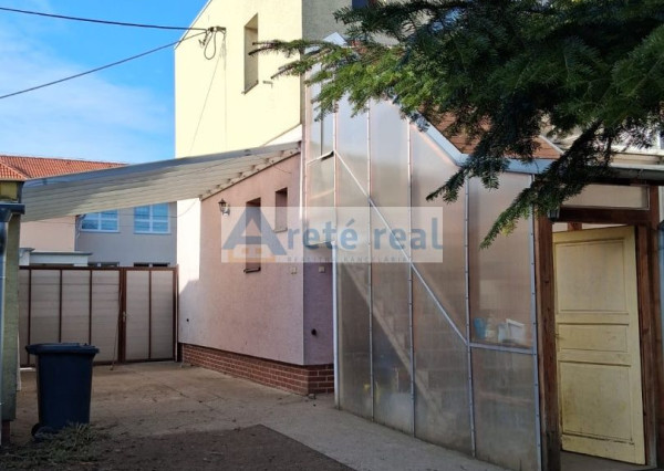 Areté real - Zľava!Predaj dvojgeneračného rodinného domu vhodného aj na podnikanie spojeného s bývaním v strategickej lokalite s prístupom priamo z hlavnej cesty v obci Viničné