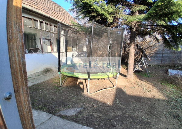 Areté real - Zľava!Predaj dvojgeneračného rodinného domu vhodného aj na podnikanie spojeného s bývaním v strategickej lokalite s prístupom priamo z hlavnej cesty v obci Viničné