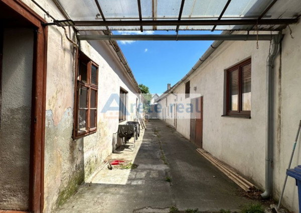 ARETÉ REAL – PREDAJ VINOHRADNÍCKEHO RODINNÉHO DOMU S NEBYTOVOU BUDOVOU V CENTRE MODRY, ŠTÚROVA