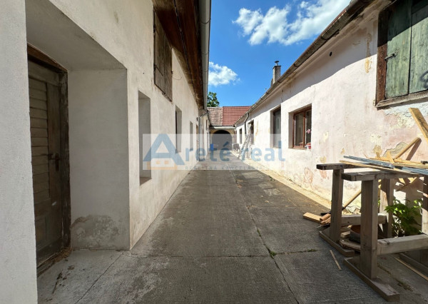 ARETÉ REAL – PREDAJ VINOHRADNÍCKEHO RODINNÉHO DOMU S NEBYTOVOU BUDOVOU V CENTRE MODRY, ŠTÚROVA
