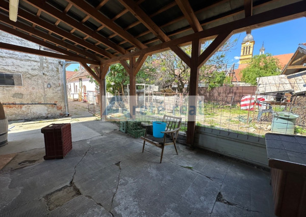 ARETÉ REAL – PREDAJ VINOHRADNÍCKEHO RODINNÉHO DOMU S NEBYTOVOU BUDOVOU V CENTRE MODRY, ŠTÚROVA