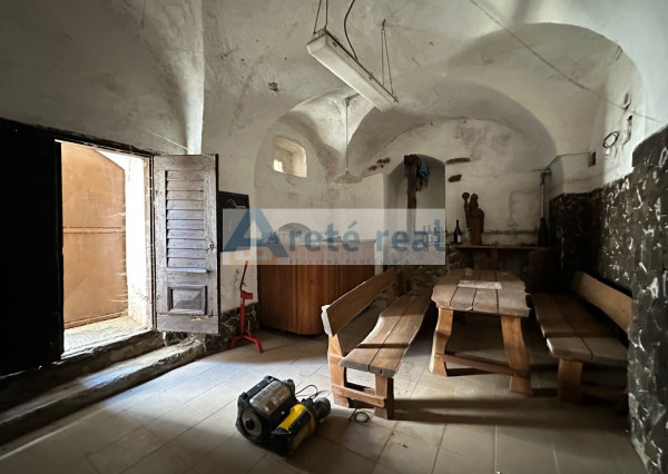 ARETÉ REAL – PREDAJ VINOHRADNÍCKEHO RODINNÉHO DOMU S NEBYTOVOU BUDOVOU V CENTRE MODRY, ŠTÚROVA