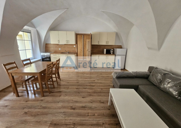 Areté real, Prenájom veľmi pekného 2-izbového bytu s parkovacím miestom v priamom centre mesta Pezinok