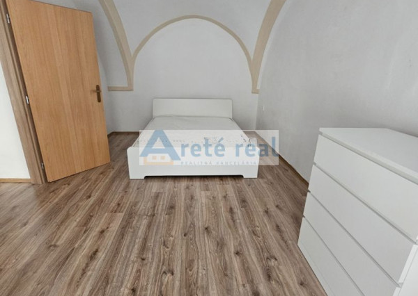 Areté real, Prenájom veľmi pekného 2-izbového bytu s parkovacím miestom v priamom centre mesta Pezinok