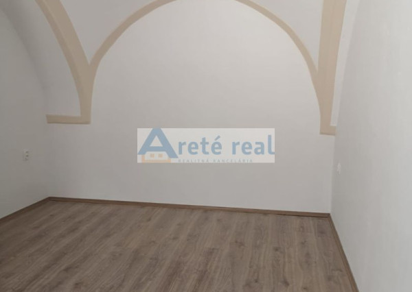 Areté real, Prenájom veľmi pekného 2-izbového bytu s parkovacím miestom v priamom centre mesta Pezinok