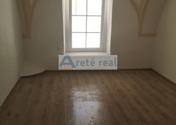 Areté real, Prenájom veľmi pekného 2-izbového bytu s parkovacím miestom v priamom centre mesta Pezinok