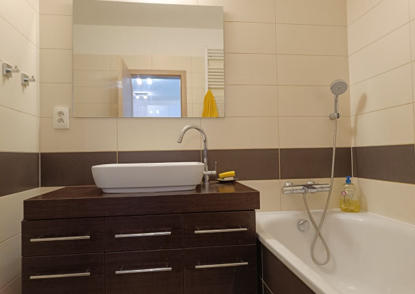 ARETÉ REAL-PRENÁJOM 4 IZ.BYTU V NOVOSTAVBE, VLASTNÉ PARKOVACIE MIESTO,PIVNICA,LOGGIA