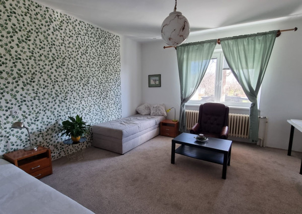 Areté real -  Prenájom veľmi pekného, priestranného 3- izbového bytu s parkovacím miestom v blízkosti centra Pezinka