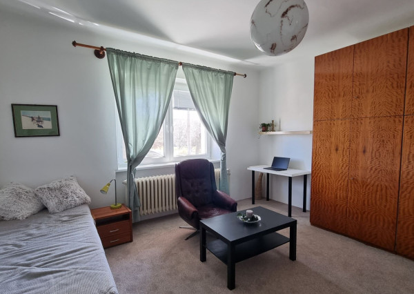 Areté real -  Prenájom veľmi pekného, priestranného 3- izbového bytu s parkovacím miestom v blízkosti centra Pezinka