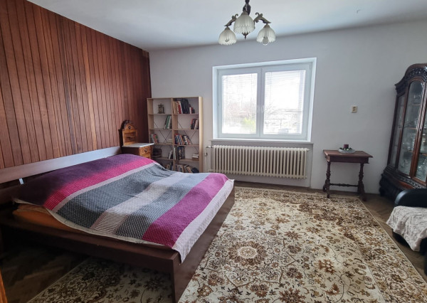 Areté real -  Prenájom veľmi pekného, priestranného 3- izbového bytu s parkovacím miestom v blízkosti centra Pezinka