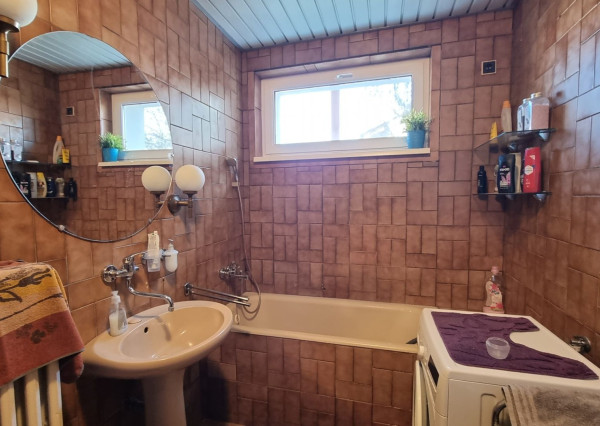 Areté real -  Prenájom veľmi pekného, priestranného 3- izbového bytu s parkovacím miestom v blízkosti centra Pezinka