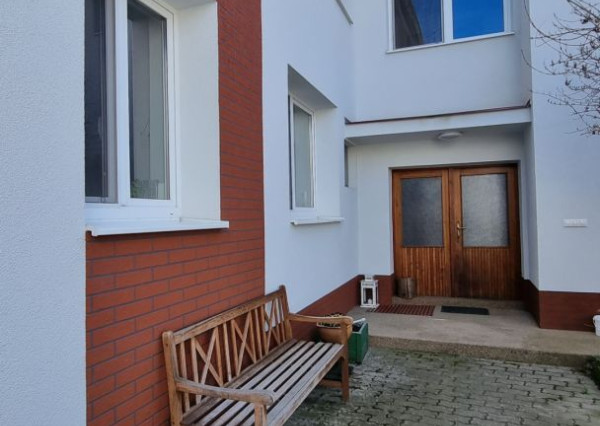 Areté real -  Prenájom veľmi pekného, priestranného 3- izbového bytu s parkovacím miestom v blízkosti centra Pezinka