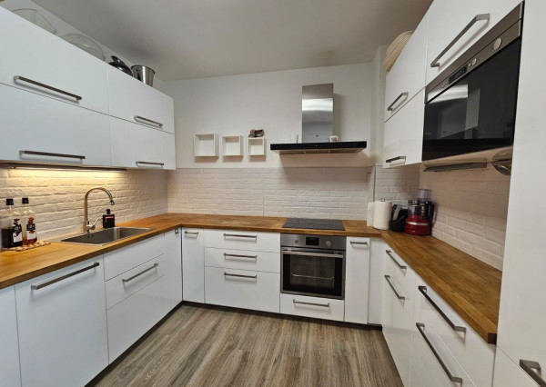 Areté real - Predaj výborne dispozične riešeného 4-izbového bytu s veľkorysou terasou a 2 parkovacími miestami v dobrej lokalite v Pezinku