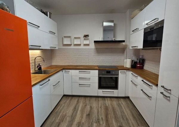 Areté real - Predaj výborne dispozične riešeného 4-izbového bytu s veľkorysou terasou a 2 parkovacími miestami v dobrej lokalite v Pezinku