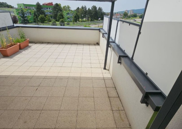 Areté real - Predaj výborne dispozične riešeného 4-izbového bytu s veľkorysou terasou a 2 parkovacími miestami v dobrej lokalite v Pezinku