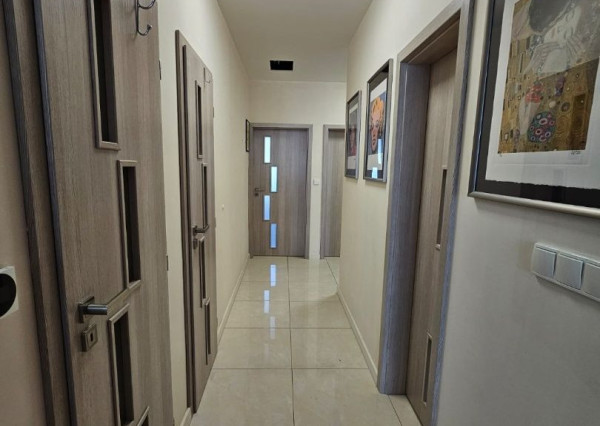 Areté real - Predaj výborne dispozične riešeného 4-izbového bytu s veľkorysou terasou a 2 parkovacími miestami v dobrej lokalite v Pezinku