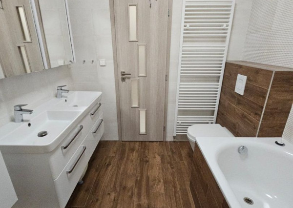 Areté real - Predaj výborne dispozične riešeného 4-izbového bytu s veľkorysou terasou a 2 parkovacími miestami v dobrej lokalite v Pezinku