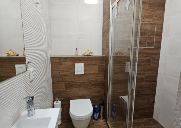 Areté real - Predaj výborne dispozične riešeného 4-izbového bytu s veľkorysou terasou a 2 parkovacími miestami v dobrej lokalite v Pezinku