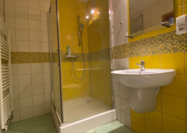 ARETÉ REAL - PRENÁJOM ČIASTOČNE ZARIADENÉHO 2-IZBOVÉHO BYTU V PRIAMOM CENTRE MESTA, PEZINOK, KOLLÁROVA