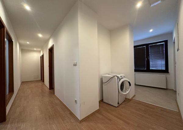 ARETÉ REAL – PRENÁJOM PRIESTRANNEJ 105 m2 NOVOSTAVBY 3-IZBOVÉHO BYTU S PARKOVACÍM STÁTÍM, MODRA, ŠTÚROVA