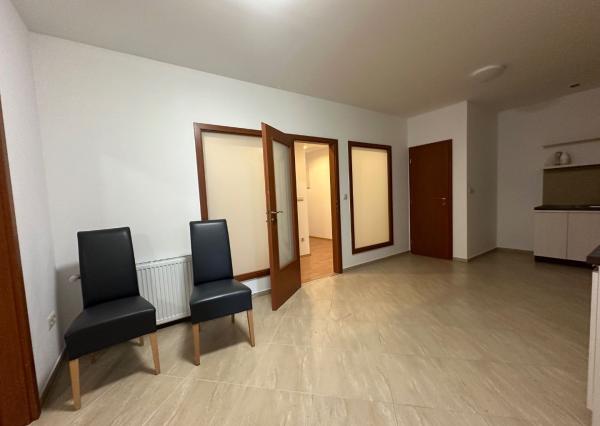 ARETÉ REAL – PRENÁJOM PRIESTRANNEJ 105 m2 NOVOSTAVBY 3-IZBOVÉHO BYTU S PARKOVACÍM STÁTÍM, MODRA, ŠTÚROVA