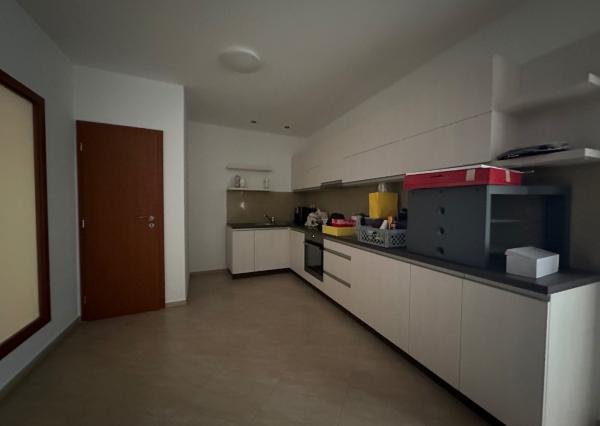 ARETÉ REAL – PRENÁJOM PRIESTRANNEJ 105 m2 NOVOSTAVBY 3-IZBOVÉHO BYTU S PARKOVACÍM STÁTÍM, MODRA, ŠTÚROVA