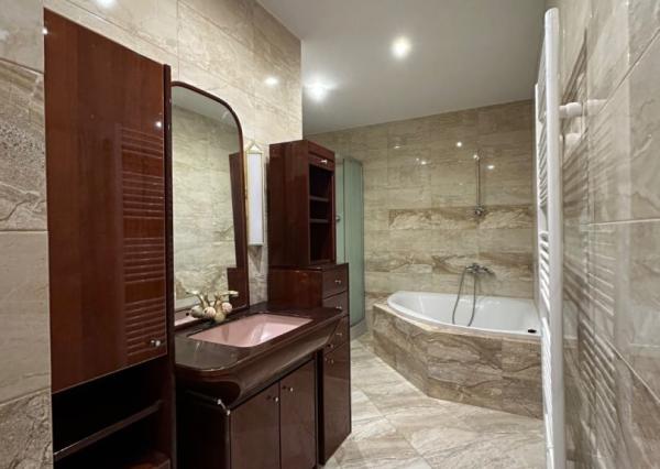 ARETÉ REAL – PRENÁJOM PRIESTRANNEJ 105 m2 NOVOSTAVBY 3-IZBOVÉHO BYTU S PARKOVACÍM STÁTÍM, MODRA, ŠTÚROVA