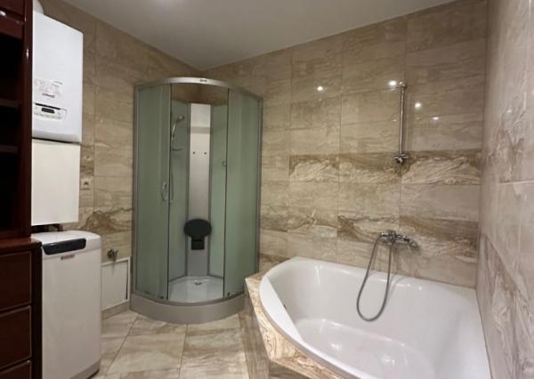 ARETÉ REAL – PRENÁJOM PRIESTRANNEJ 105 m2 NOVOSTAVBY 3-IZBOVÉHO BYTU S PARKOVACÍM STÁTÍM, MODRA, ŠTÚROVA