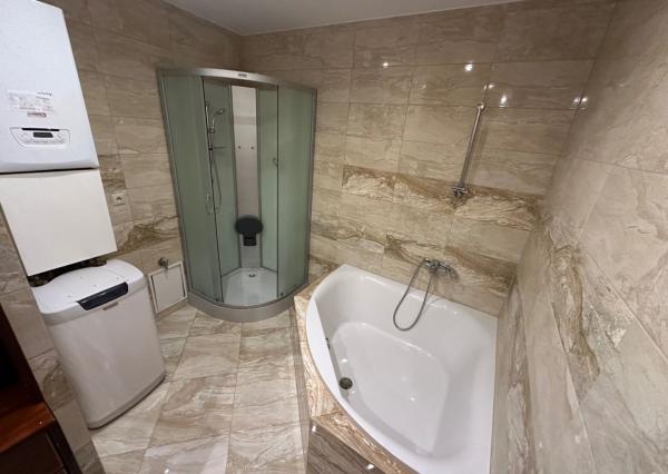 ARETÉ REAL – PRENÁJOM PRIESTRANNEJ 105 m2 NOVOSTAVBY 3-IZBOVÉHO BYTU S PARKOVACÍM STÁTÍM, MODRA, ŠTÚROVA