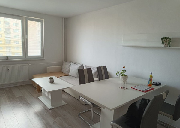 Areté real- ponúkame na prenájom pekný, moderný 2 izbový byt, priestranný s  loggiou. kompletne zariadený.